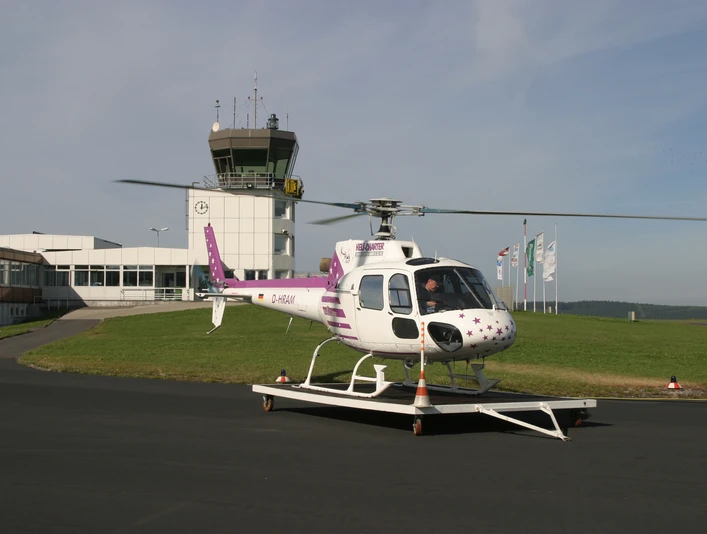 Startbereiter Hubschrauber am Siegerland-Flughafen