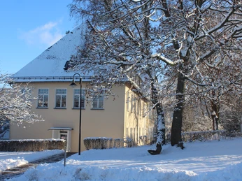 Rathaus im Winter - Seitenansicht