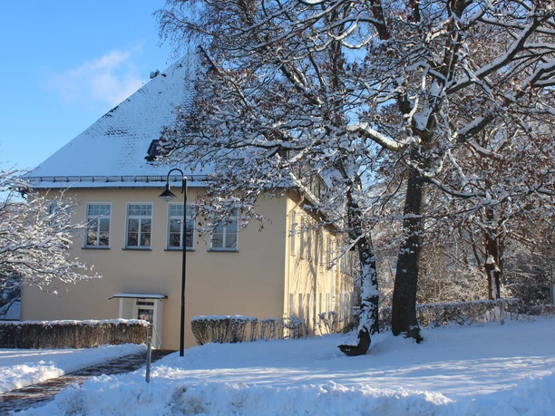 Rathaus im Winter - Seitenansicht