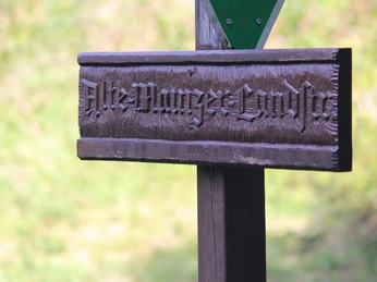 Hinweisschild Alte Mainzer Landstraße am Naturschutzgebiet Wocholderheide Gambach