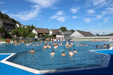 Pünktlich mit den warmen Tagen öffneten sich die Tore des frisch renovierten Bades.