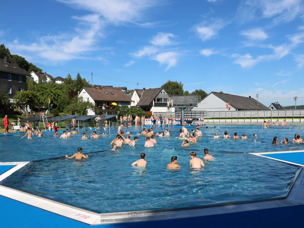 Pünktlich mit den warmen Tagen öffneten sich die Tore des frisch renovierten Bades.