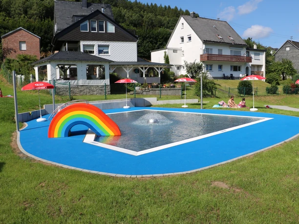 Ein Kinderbecken für die Kleinen Besucher gibt es auch vor Ort