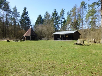 Grillhütte auf großer Wiese