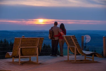Abendstimmung mit zwei Wanderern