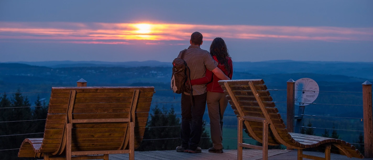Abendstimmung mit zwei Wanderern