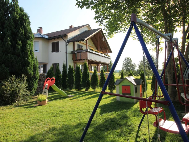 Garten mit Spielgeräten für unsere kleinen Gäste Garten mit Spielgeräten für unsere kleinen Gäste