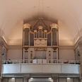 Orgel St. Bonifatius.JPG Pfeifenorgel mit goldenen Verzierungen auf der Empore der St. Bonifatius-Kirche in Lingen