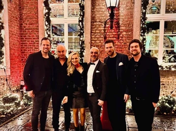 Soundshine Band Weihnachten.jpg Das Team von Soundshine Entertainment steht vor einem weihnachtlich dekorierten FensterThe Soundshine Entertainment team stands in front of a window decorated for Christmas