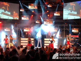 Soundshine Entertainment_VJ.jpg Bühnenshow im Moulin Rouge Style mit einer Menge an ZuschauernMoulin Rouge-style stage show with a crowd of spectators