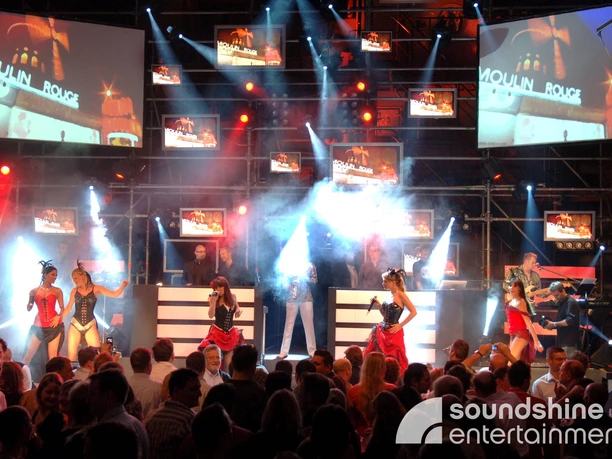 Soundshine Entertainment_VJ.jpg Bühnenshow im Moulin Rouge Style mit einer Menge an Zuschauern