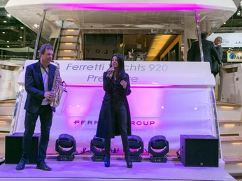 Messe DJ, Livekünstler.jpg Eine Sängerin und ein Saxophonist sorgen bei einem Messeauftritt für musikalische UntermalungA singer and a saxophonist provide background music for a trade fair appearance