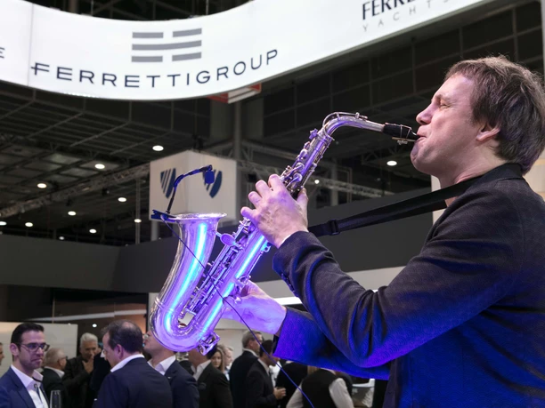 Messeband, Livekünstler.jpg Ein Mann spielt Saxophon auf einer Messe