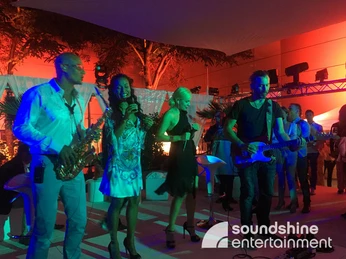 Soundshine Live Band_3.jpg Eine Band mit Sängerinnen, Gitarrist und Saxophonist spielt auf einer FirmenveranstaltungA band with female singers, guitarist and saxophonist plays at a company event