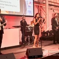 Soundshine Live Band, Eventband, Galaband.jpg Eine Band bestehend aus einer Sängerin, Gitarristen, Saxophonisten und Schlagzeuger stehen auf einer Bühne