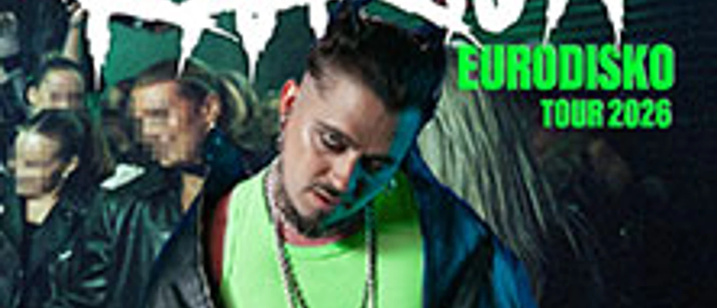 Promo-Motiv mit Performer in neonfarbenem Outfit vor unscharfer Menschenmenge