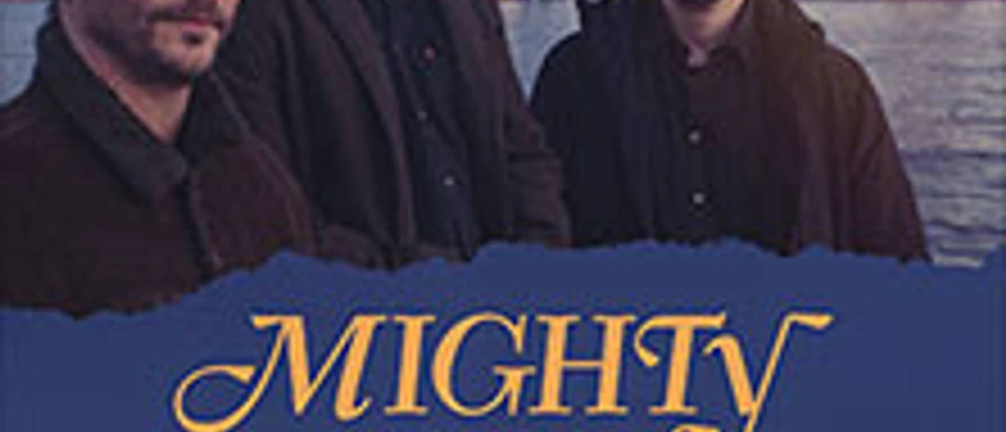 Drei Personen vor Hafen bei Abendlicht mit Schriftzug Mighty Oaks Tour 2026