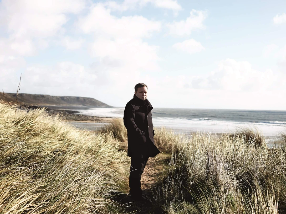 Paul Potts Credit MaxDodsonPP-_PA_5983f1.jpg Paul Potts steht auf Dühne am Meer