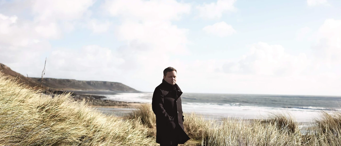 Paul Potts Credit MaxDodsonPP-_PA_5983f1.jpg Paul Potts steht auf Dühne am Meer