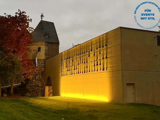 Frontansicht der Eventlocation Sachsenturm mit stimmungsvoller Beleuchtung