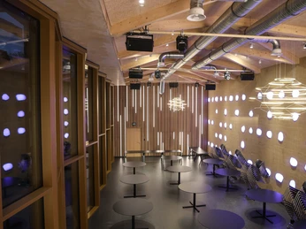 Großer Saal, Stehtische Großer Saal des Sachsenturm mit Stehtischen und moderner BeleuchtungLarge hall of the Sachsenturm with bar tables and modern lighting