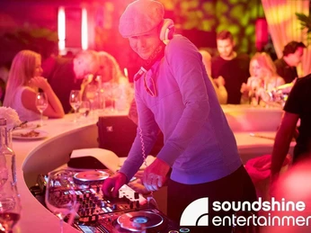 Soundshine DJ.jpg DJ steht bei einer Veranstaltung am MischpultDJ stands at the mixing desk at an event