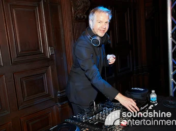 Soundshine DJ_2.jpg Im schwarzen Anzug gekleideter DJ steht am MischpultA DJ dressed in a black suit stands at the mixing desk
