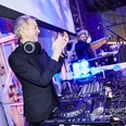 Soundshine Event-DJ.jpg Dj im schwarzen Anzug steht an einem Mischpult und klatschtDJ in a black suit stands at a mixing desk and claps