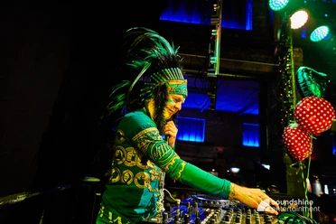 Karneval, DJ 4711.jpg Karnevals DJ 4711 steht im Indianer Kostüm am Mischpult