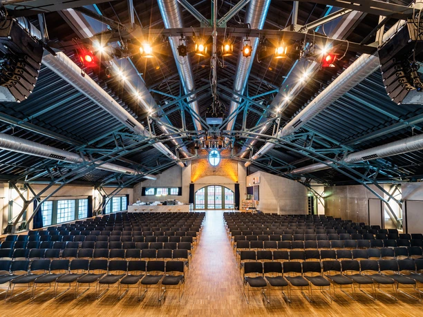 Centralstation - Saal Saal mit Reihenbestuhlung unter Stahlträgern