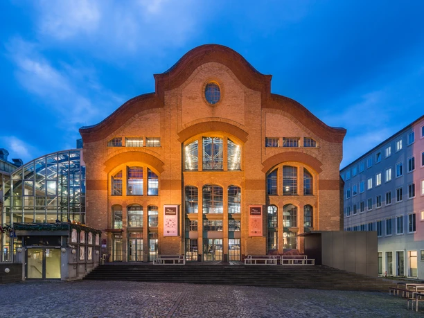 Centralstation - Außenansicht Centralstation Fassade bei Nacht beleuchtet