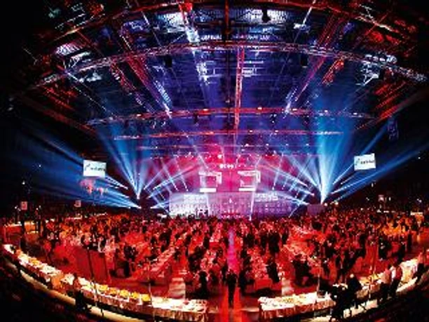 Suewag Arena - Gala Gala in großer Arena mit Bühne und Lichtshow