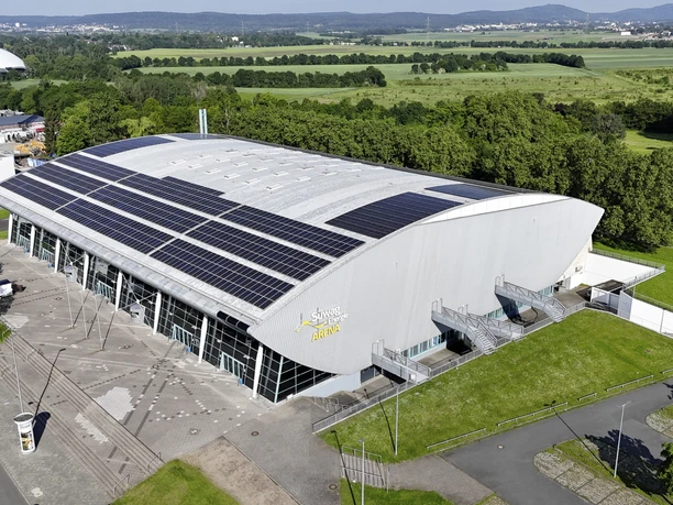 Suewag Arena - Außenansicht Außenansicht der Süwag Arena mit Solardach
