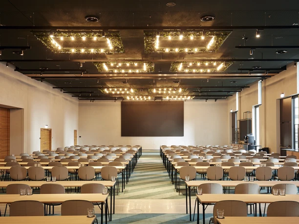 Scandic Frankfurt Hafenpark - Tagungsraum Großer Ballsaal mit Reihenbestuhlung und beleuchtetem Deckendesign