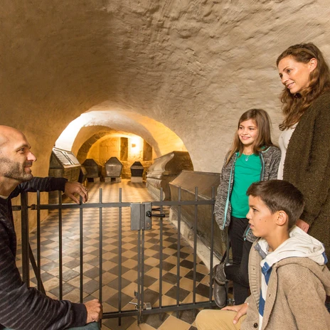 Eine Familie betrachtet die historischen Sarkophage in der Welfengruft Wolfenbüttel.