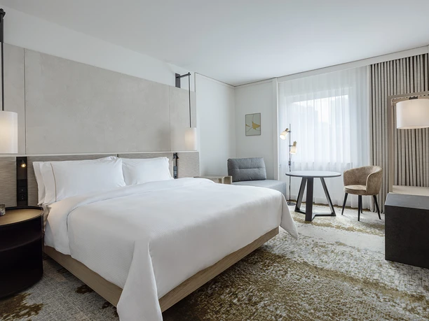 THE WESTIN GRAND FRANKFURT - Hotelzimmer Modernes Hotelzimmer mit großem Bett und Sitzecke