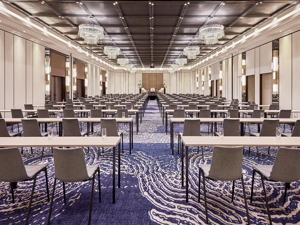 THE WESTIN GRAND FRANKFURT - Tagungsraum Großer Tagungsraum mit Reihenbestuhlung und Kronleuchtern