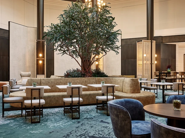THE WESTIN GRAND FRANKFURT - Lobby Elegante Lobby mit zentralem Baum und Sitzbereichen