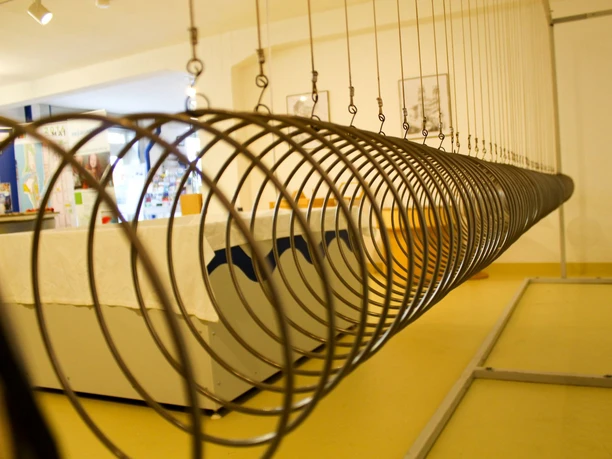 Phänomenta (c ) Dörte Behrmann_Erlebnis Bremerhaven.jpg Reihe aus aufgehängten Metallscheiben in einem Experimentierraum der Phänomenta Bremerhaven