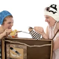Kampf Figurentheater__MartinaBuchholz_WEB.jpg Zwei Frauen spielen mit Puppen eine humorvolle Theaterszene in einem kleinen Bühnenkoffer.