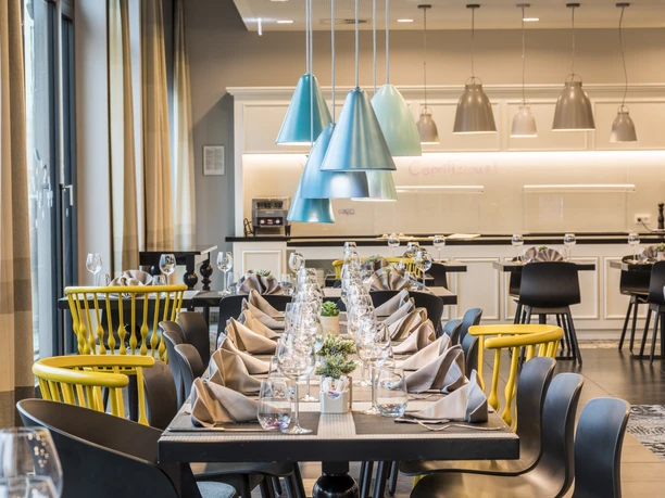 Capri by Fraser Frankfurt - Besprechungsraum Besprechungsraum mit langem Holztisch und gemütlichen Sesseln in Pastellfarben.