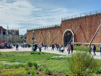 Fußgänger vorm Gradierwerk