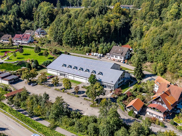 Schwarzwaldhalle von oben mit Blick auf Hasenwald_neu(c) Nicolai Stotz_klein_2025