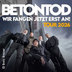 Fünfköpfige Gruppe vor hohem Gebäude mit Tourtitel Betontod Tour 2026 im Bild