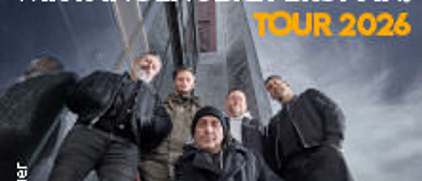 Fünfköpfige Gruppe vor hohem Gebäude mit Tourtitel Betontod Tour 2026 im Bild