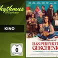 filmplakat-dasperfektegeschenk.jpg Filmplakat mit Frau am Boden mit Geschenkbox und Gruppe im Hintergrund vor Wohnzimmerkulisse