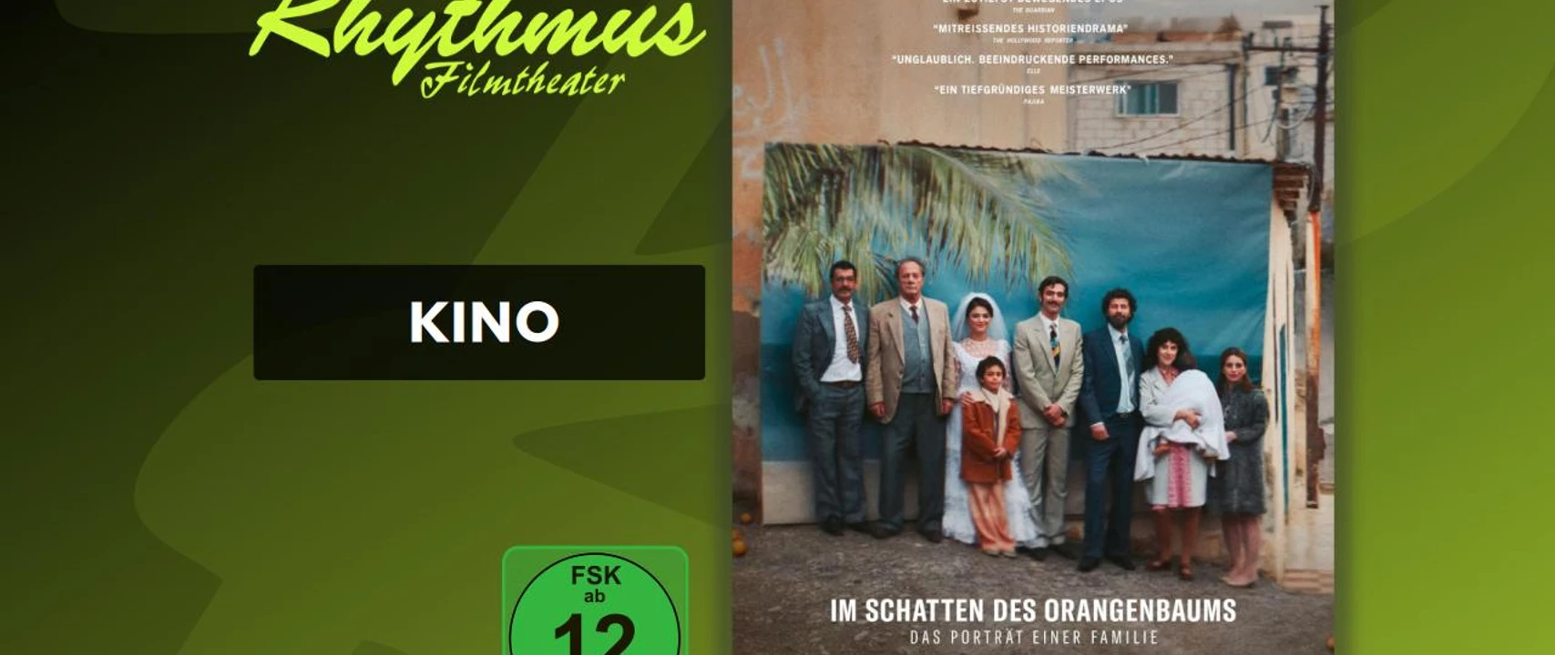 filmplakat-imschattendesorangenbaums.jpg Filmplakat mit einer Gruppe Menschen vor einer Wand mit Palmenmotiv und dem Titel des Films.