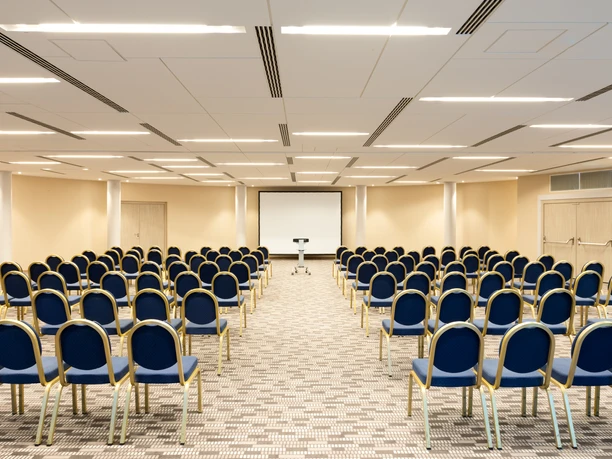 Delta Hotels by Marriott Frankfurt Offenbach - Ballroom Ballroom of the Delta Hotel by Marriott Frankfurt Offenbach with row seating.