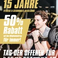 Bild Flyer.png Flyer mit sportlichem Mann beim Hanteltraining, Text zu Jubiläum, Rabattaktion und Tag der offenen Tür