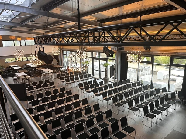 BOTANICAL by CKE - Veranstaltungsraum 2 Geräumiger Veranstaltungsraum mit Konferenzbestuhlung.